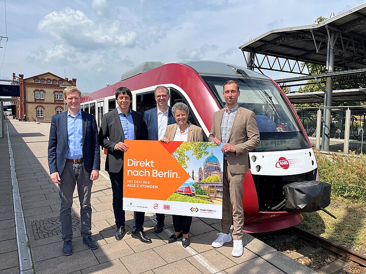 Eine Frau und vier Männer (Dr. Lydia Hüskens, Carsten Moll, Patrick Puhlmann, Tobias Jensch, und Bastian Sieler) halten ein Schild mit der Aufscharift ‚Direkt nach Berlin‘.